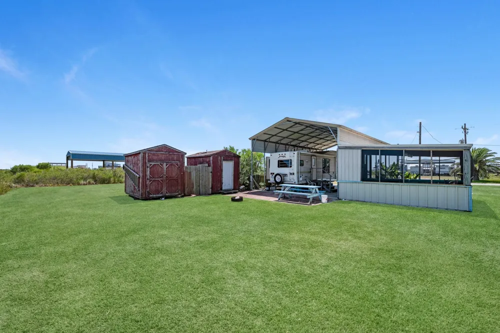 1476 Mabry Street Gilchrist, TX 77617