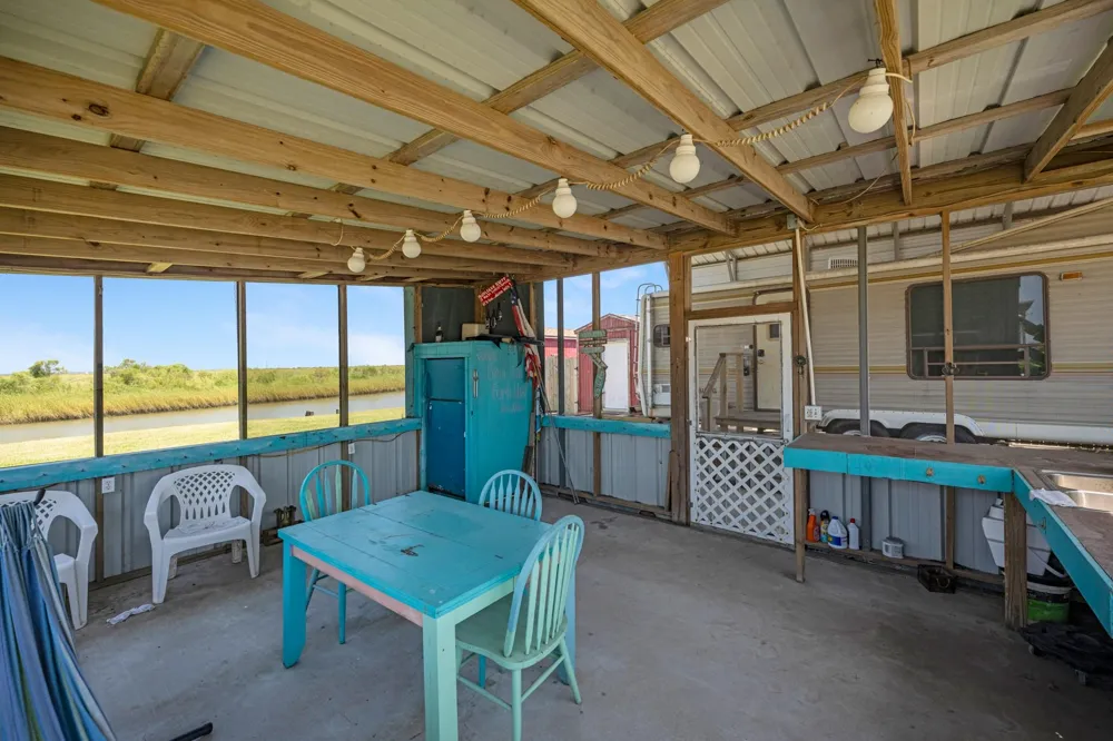 1476 Mabry Street Gilchrist, TX 77617