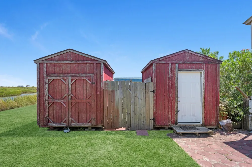 1476 Mabry Street Gilchrist, TX 77617