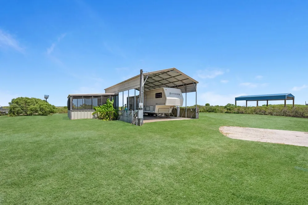 1476 Mabry Street Gilchrist, TX 77617