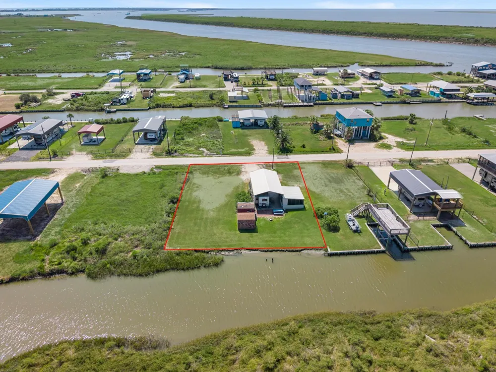 1476 Mabry Street Gilchrist, TX 77617