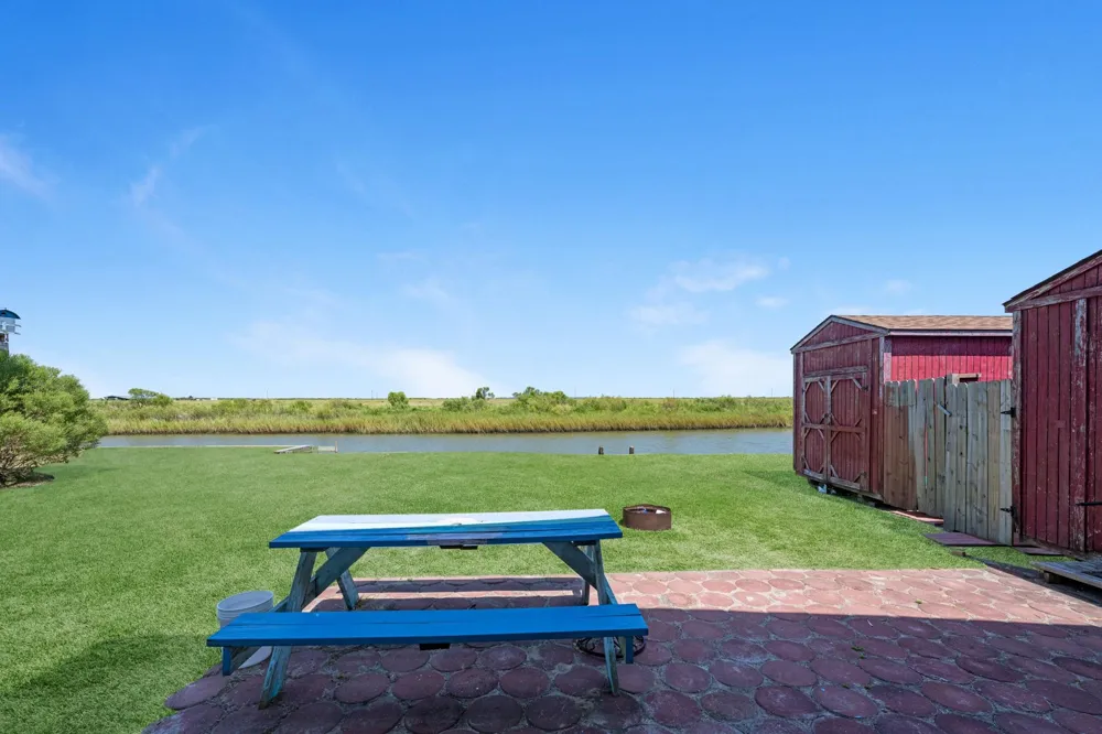 1476 Mabry Street Gilchrist, TX 77617