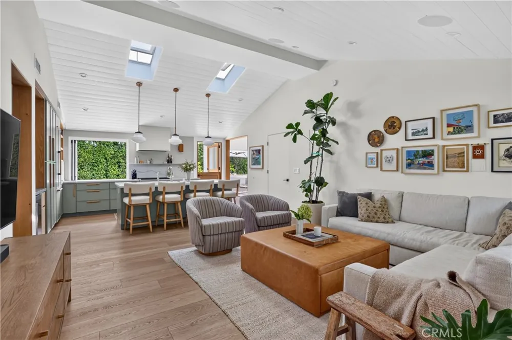 184 E Bay Costa Mesa, CA 92627