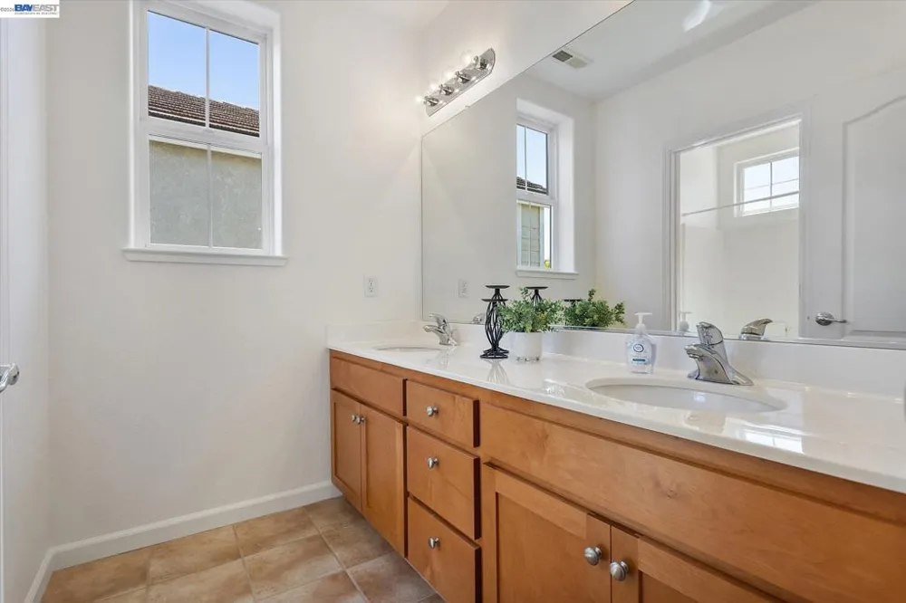 1169 Hillery Way Alameda, CA 94502