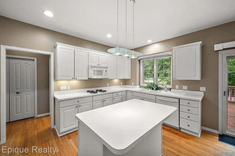 1909 Catlin Drive Rochester City, MI 48306
