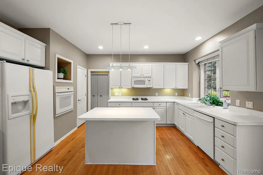 1909 Catlin Drive Rochester City, MI 48306