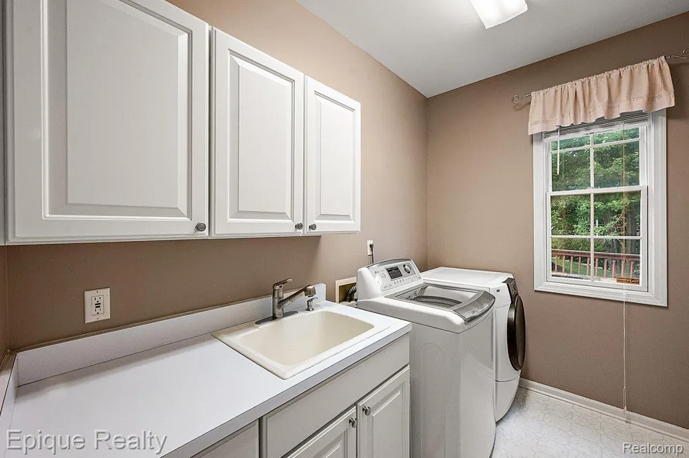 1909 Catlin Drive Rochester City, MI 48306