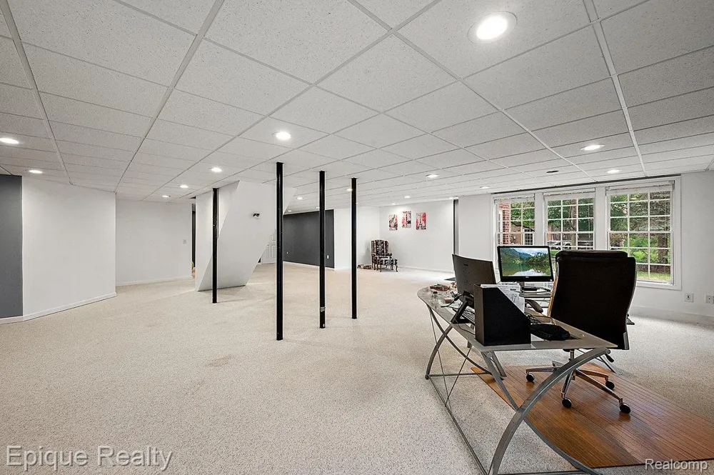 1909 Catlin Drive Rochester City, MI 48306