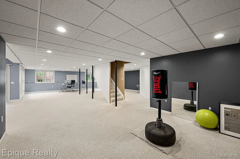 1909 Catlin Drive Rochester City, MI 48306