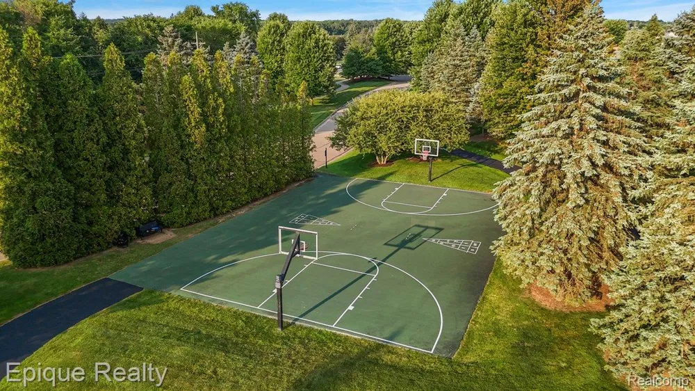 1909 Catlin Drive Rochester City, MI 48306