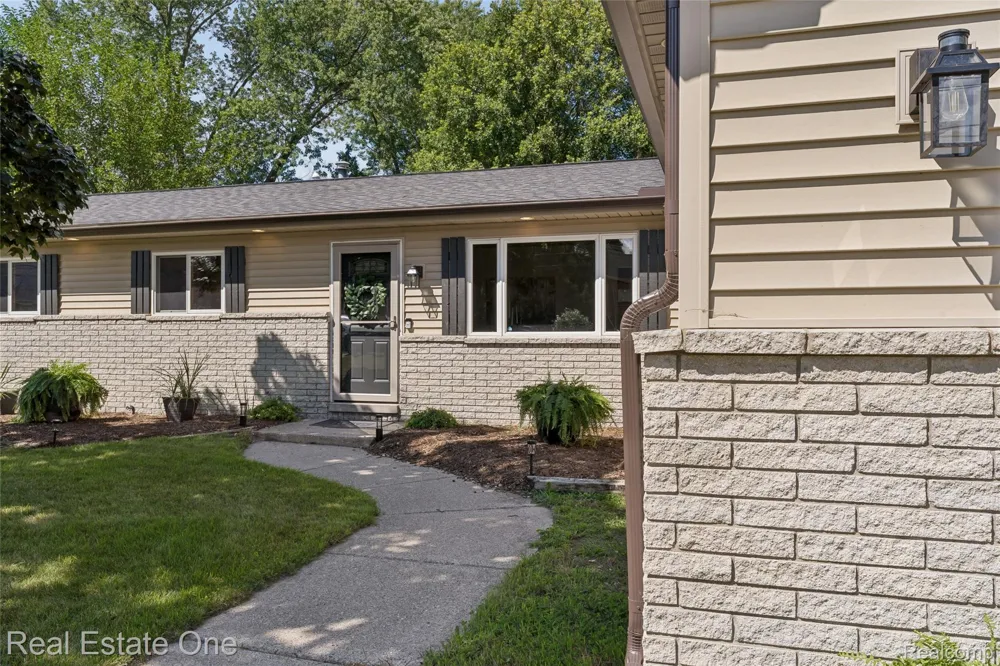 1457 Cambria Drive Troy City, MI 48085