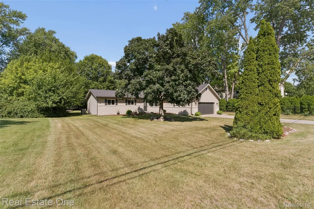 1457 Cambria Drive Troy City, MI 48085