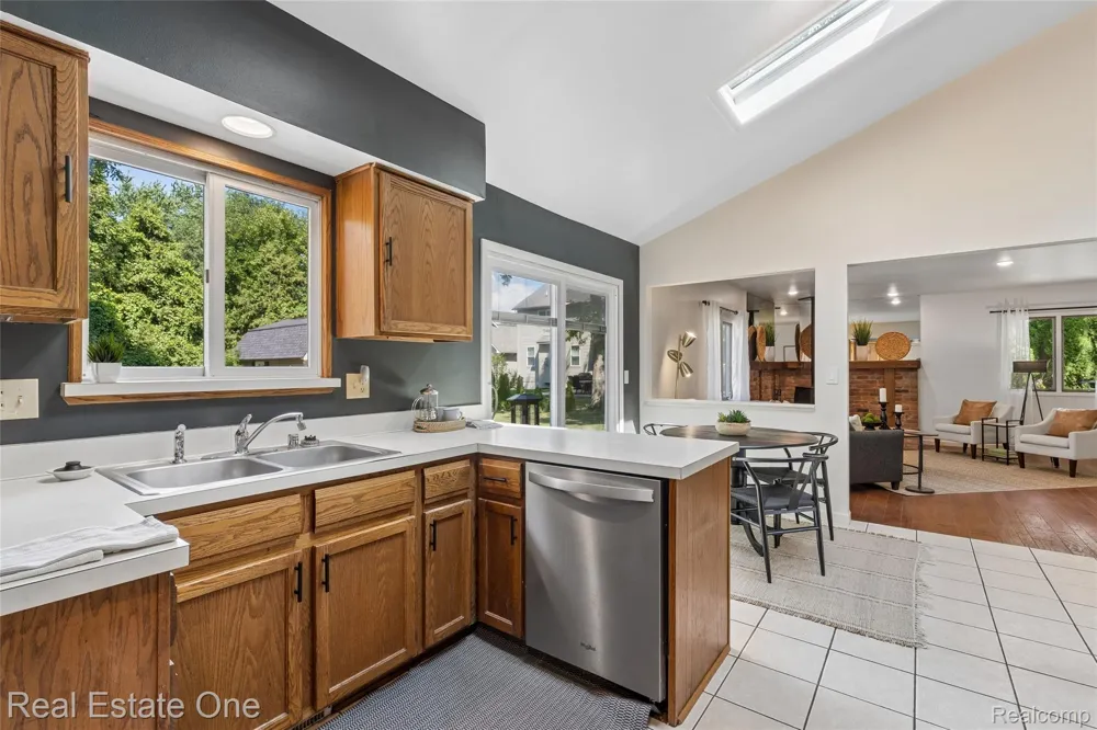 1457 Cambria Drive Troy City, MI 48085