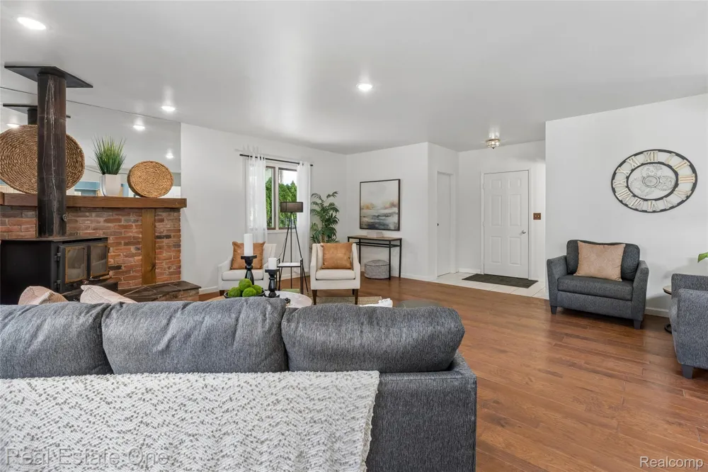 1457 Cambria Drive Troy City, MI 48085