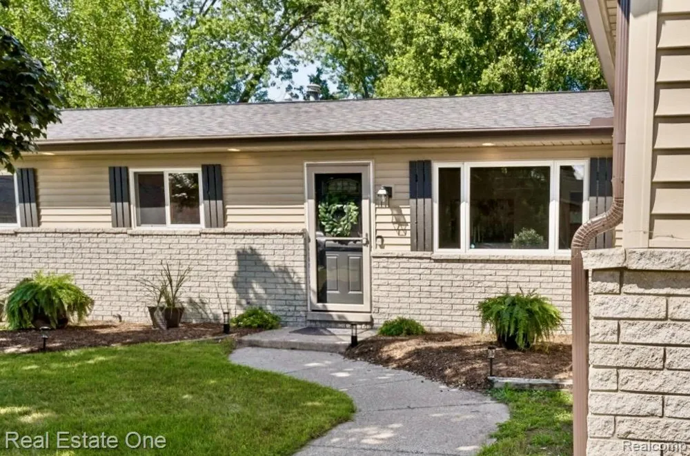 1457 Cambria Drive Troy City, MI 48085
