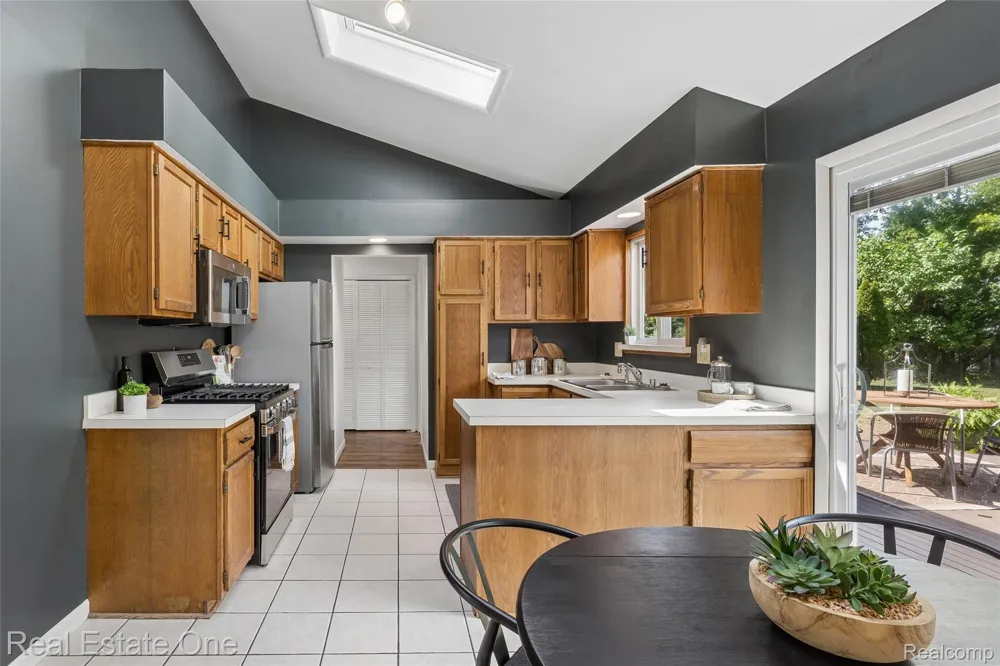 1457 Cambria Drive Troy City, MI 48085