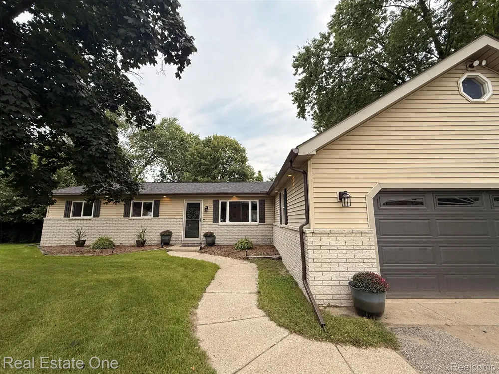 1457 Cambria Drive Troy City, MI 48085