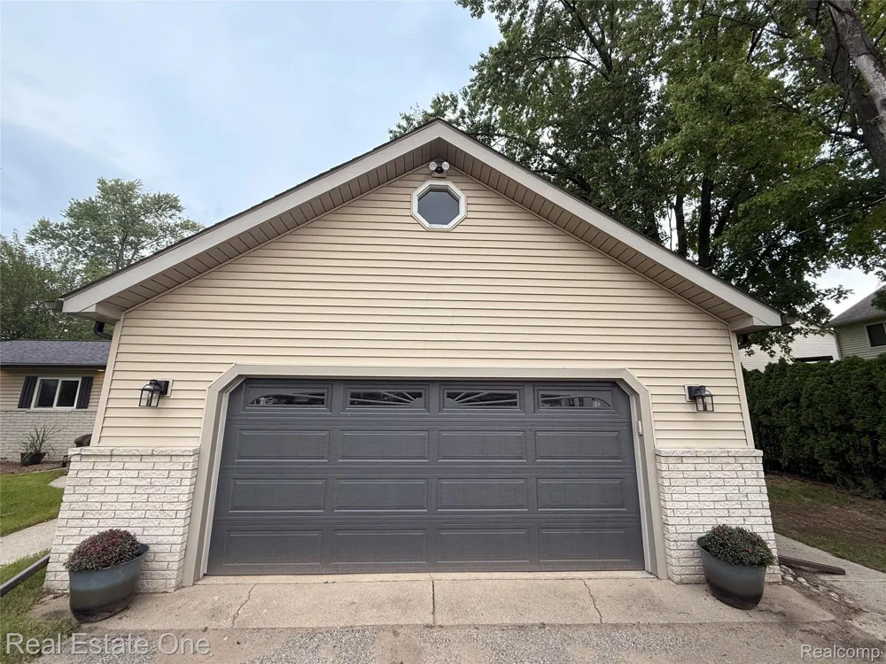 1457 Cambria Drive Troy City, MI 48085