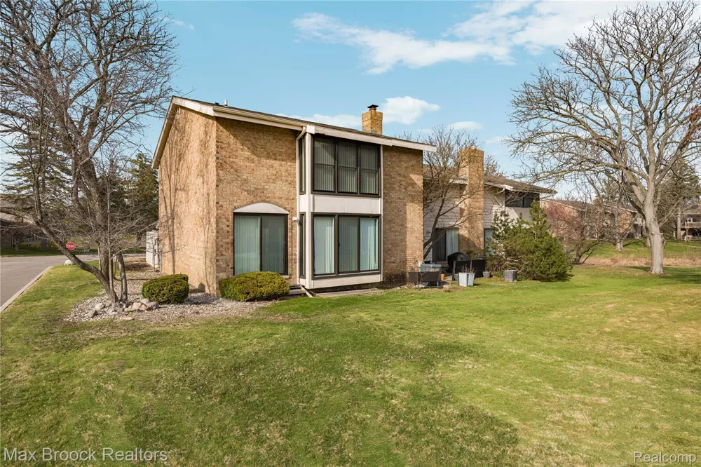 7451 Pebble Point West Bloomfield Charter Township, MI 48322