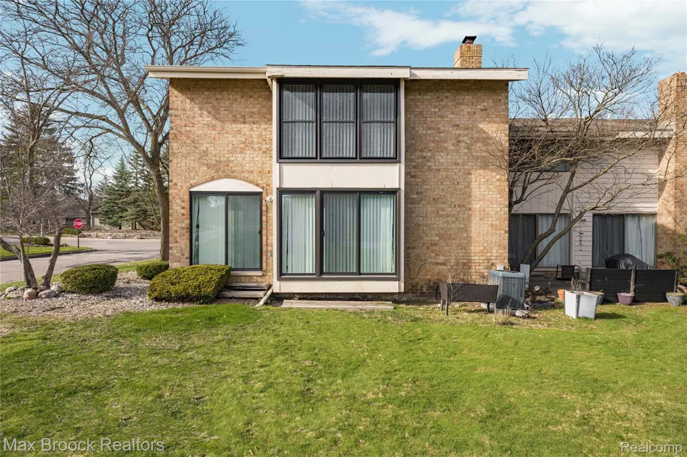 7451 Pebble Point West Bloomfield Charter Township, MI 48322