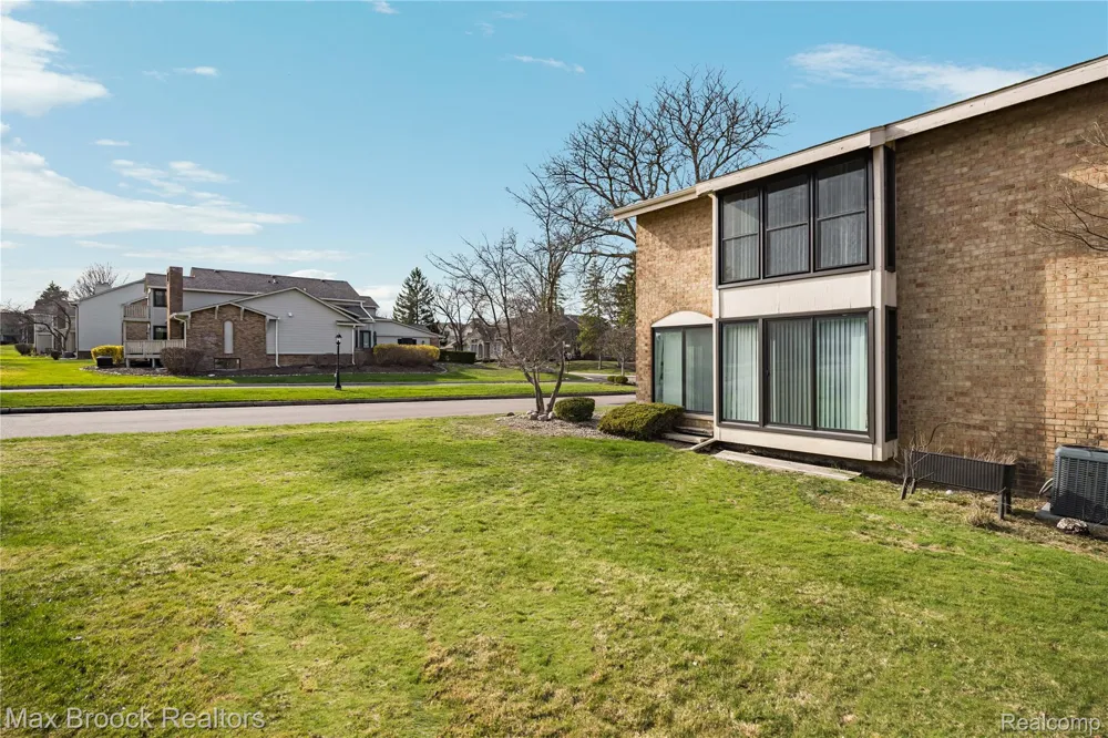 7451 Pebble Point West Bloomfield Charter Township, MI 48322