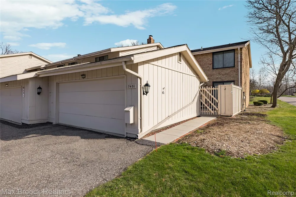 7451 Pebble Point West Bloomfield Charter Township, MI 48322
