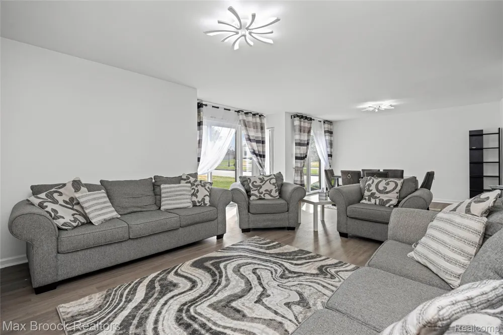 7451 Pebble Point West Bloomfield Charter Township, MI 48322