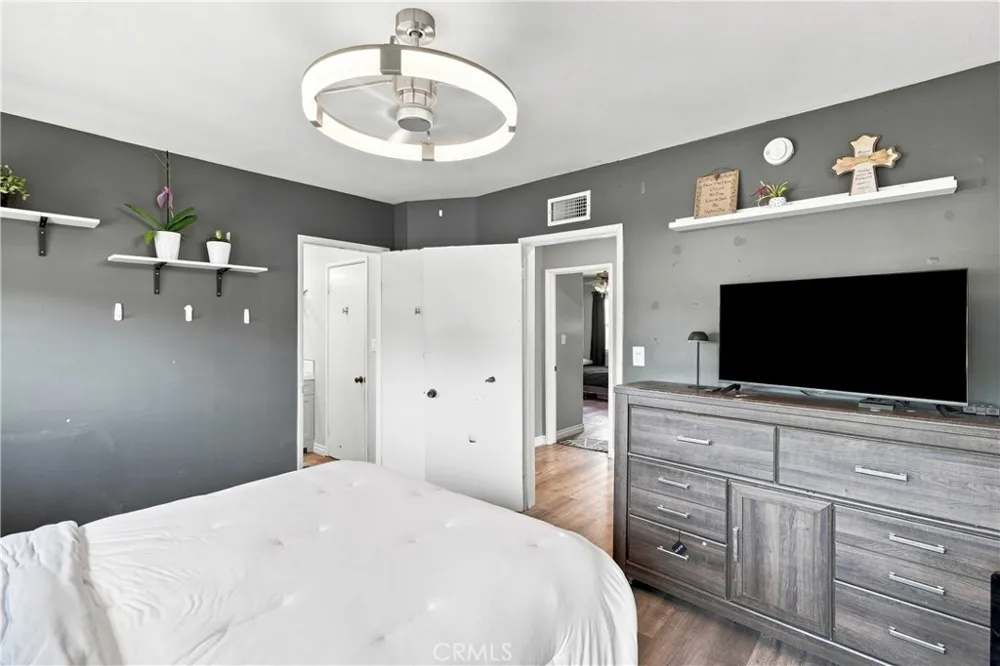 19857 Bassett Winnetka, CA 91306