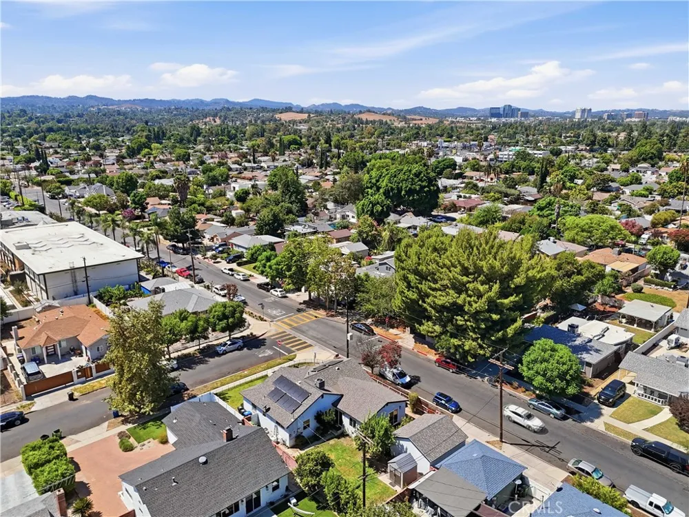 19857 Bassett Winnetka, CA 91306