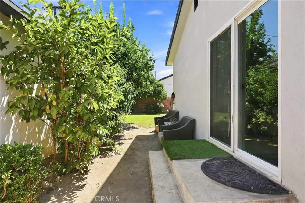 19857 Bassett Winnetka, CA 91306