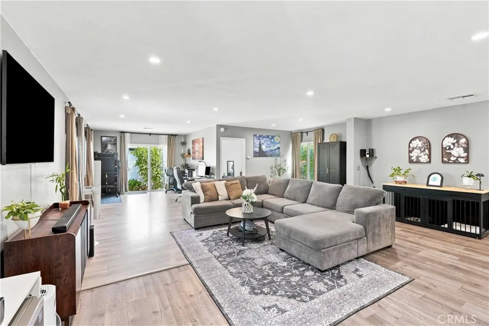 19857 Bassett Winnetka, CA 91306