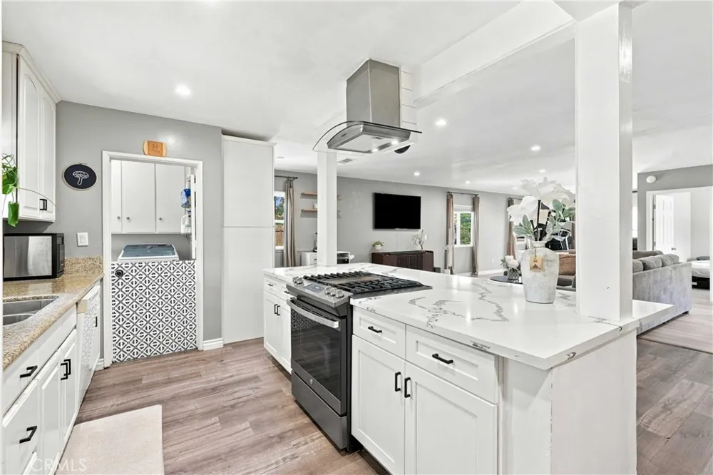 19857 Bassett Winnetka, CA 91306
