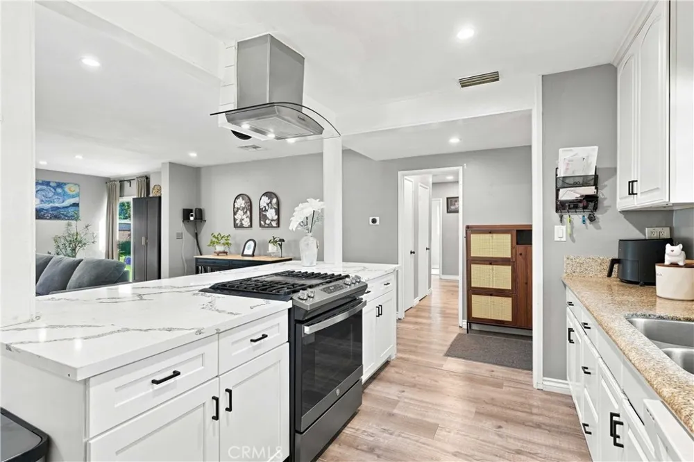 19857 Bassett Winnetka, CA 91306
