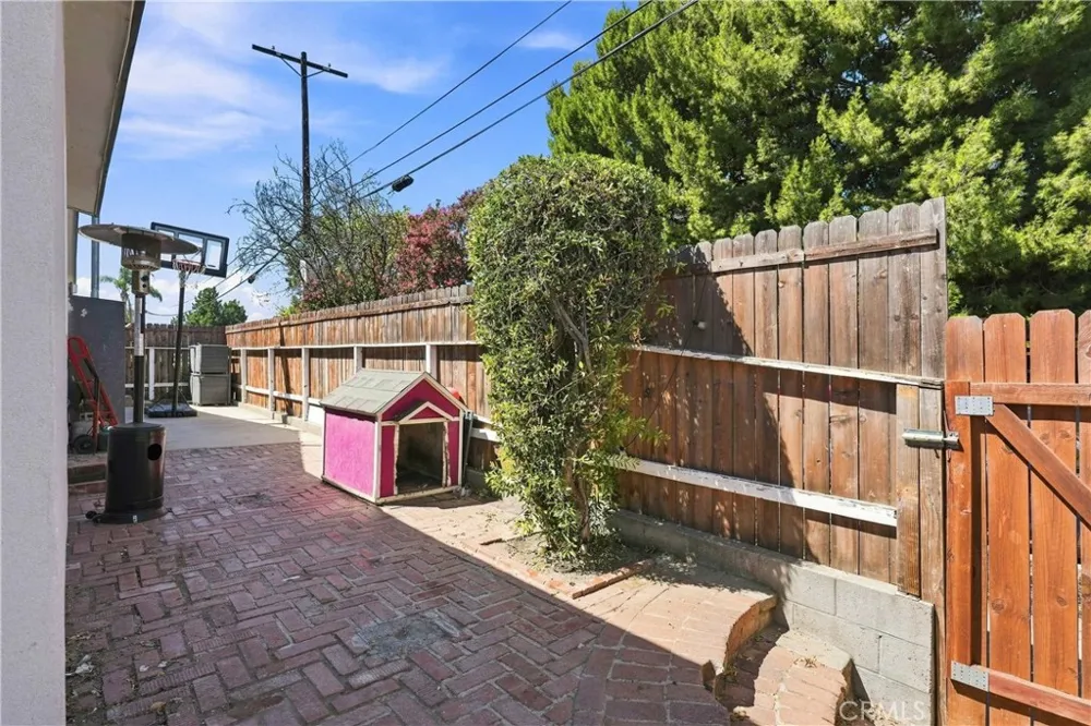 19857 Bassett Winnetka, CA 91306