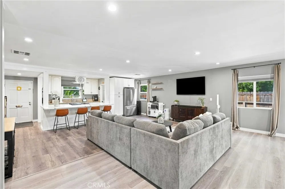 19857 Bassett Winnetka, CA 91306