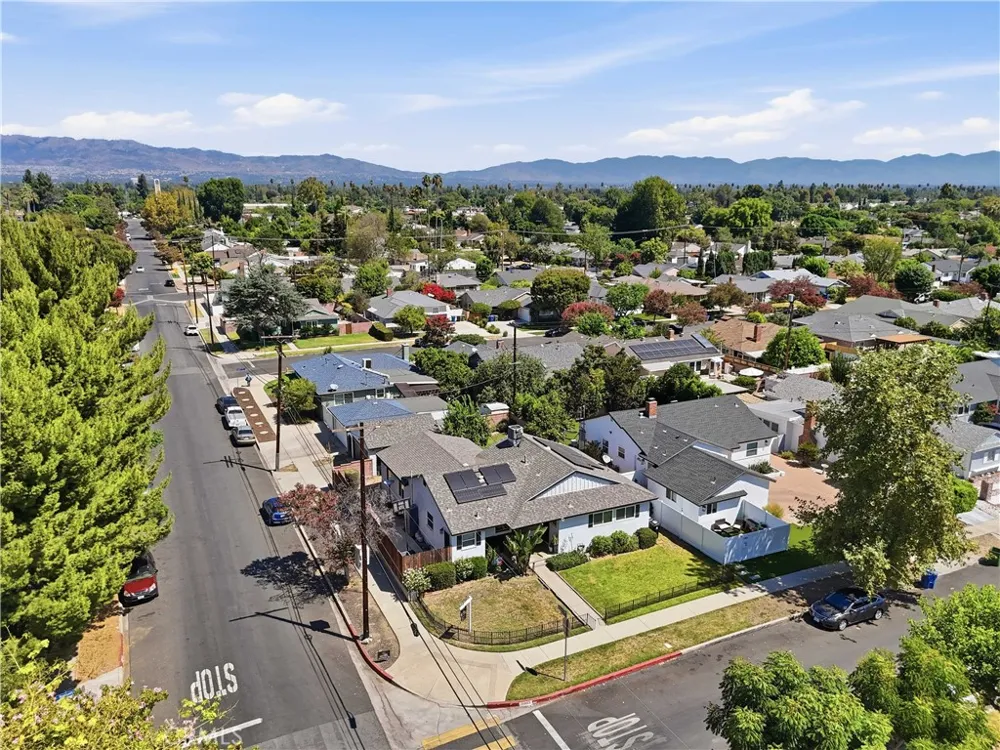 19857 Bassett Winnetka, CA 91306