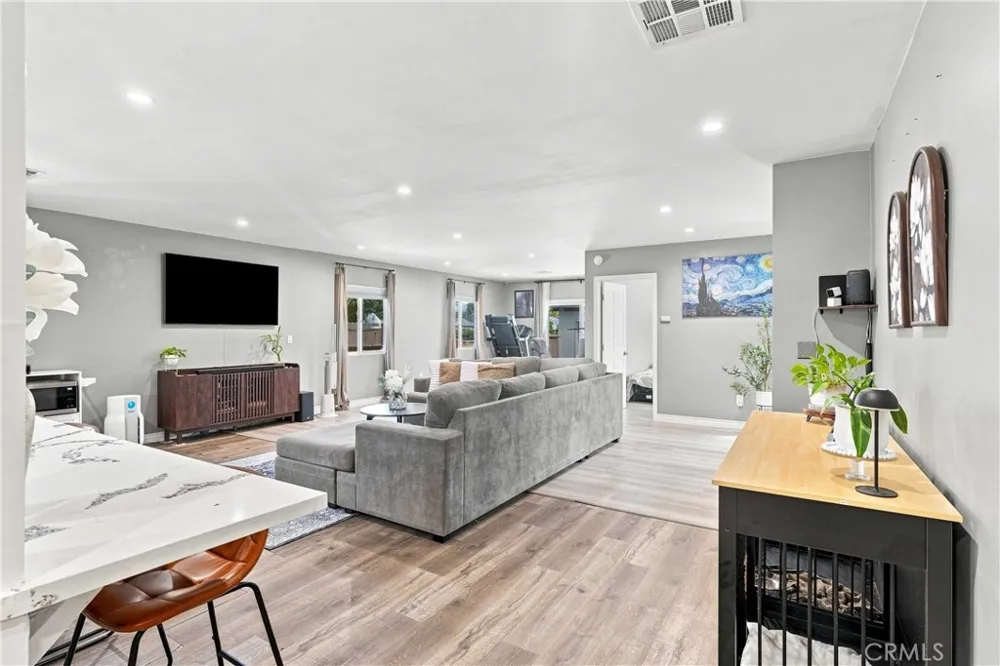 19857 Bassett Winnetka, CA 91306