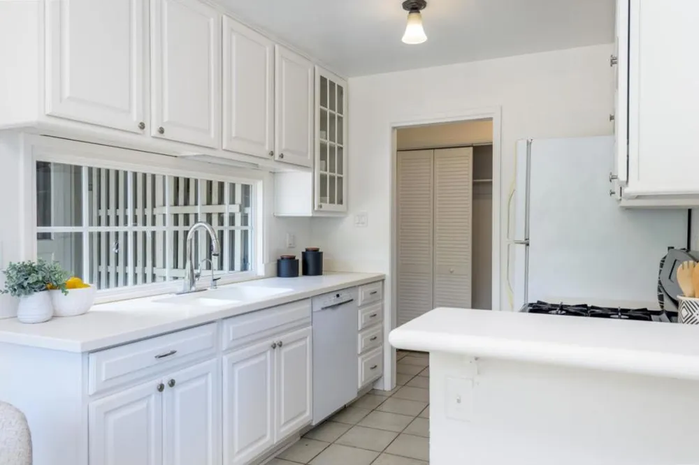 73 Poinsettia Avenue San Mateo, CA 94403