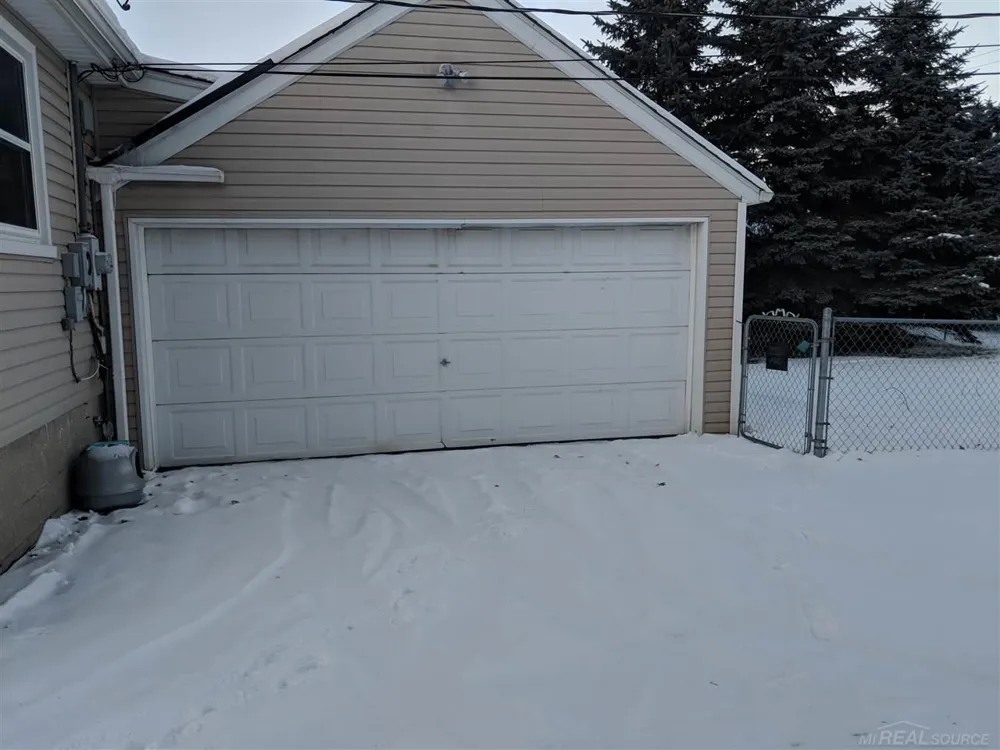 2010 Van Courtland Drive Troy City, MI 48083