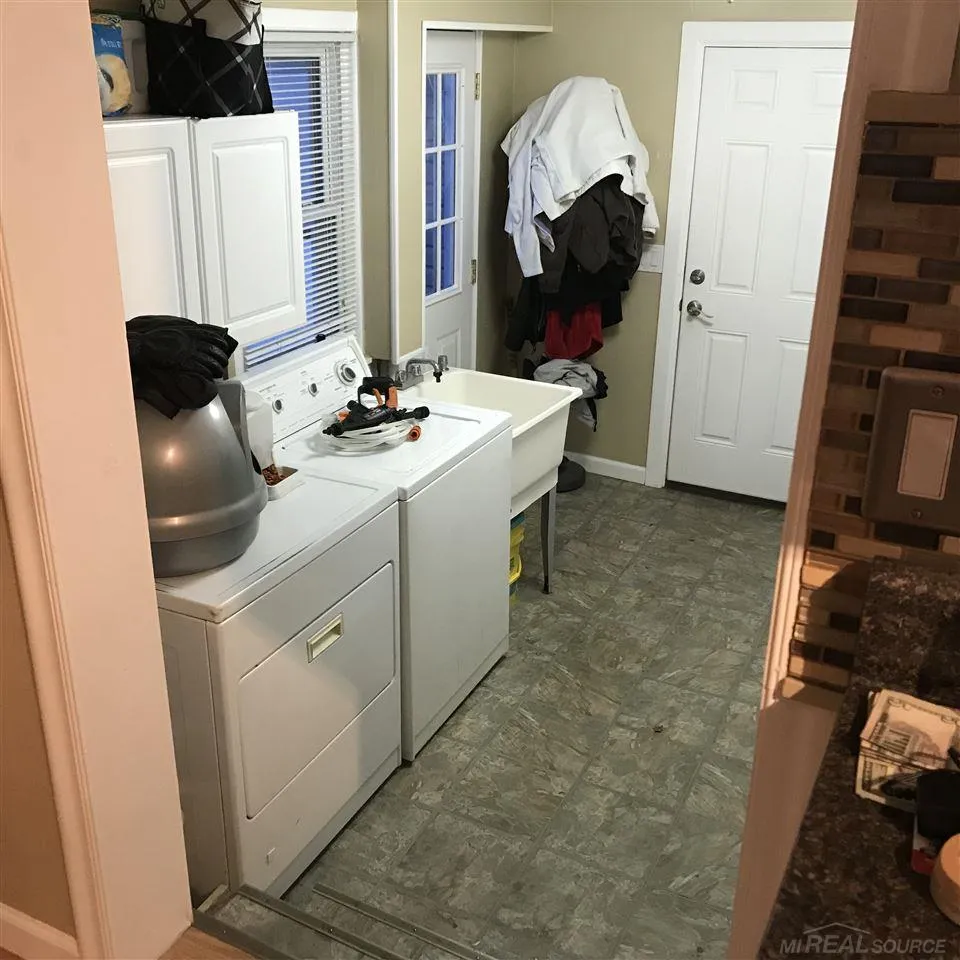 2010 Van Courtland Drive Troy City, MI 48083