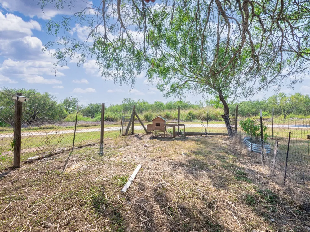 5734 FM 621 Martindale, TX 78655