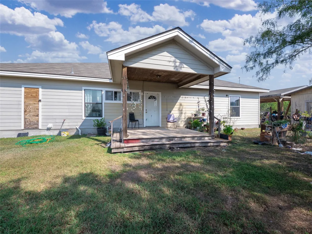 5734 FM 621 Martindale, TX 78655