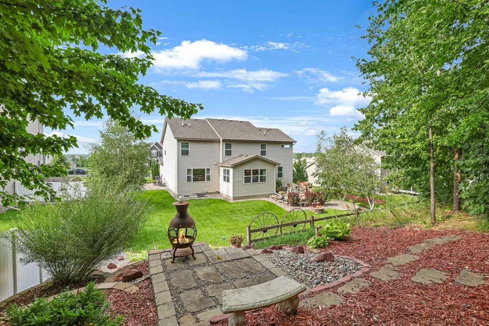 2147 Spring Lake Court Shakopee, MN 55379