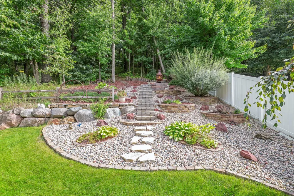 2147 Spring Lake Court Shakopee, MN 55379