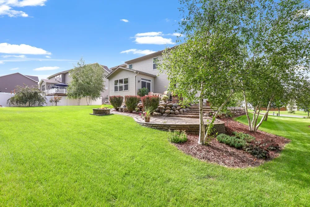 2147 Spring Lake Court Shakopee, MN 55379