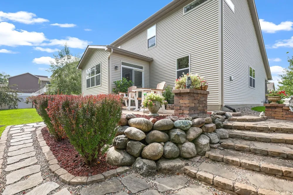 2147 Spring Lake Court Shakopee, MN 55379