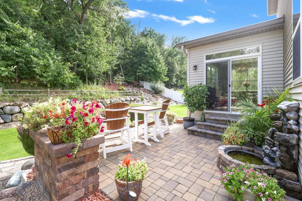 2147 Spring Lake Court Shakopee, MN 55379