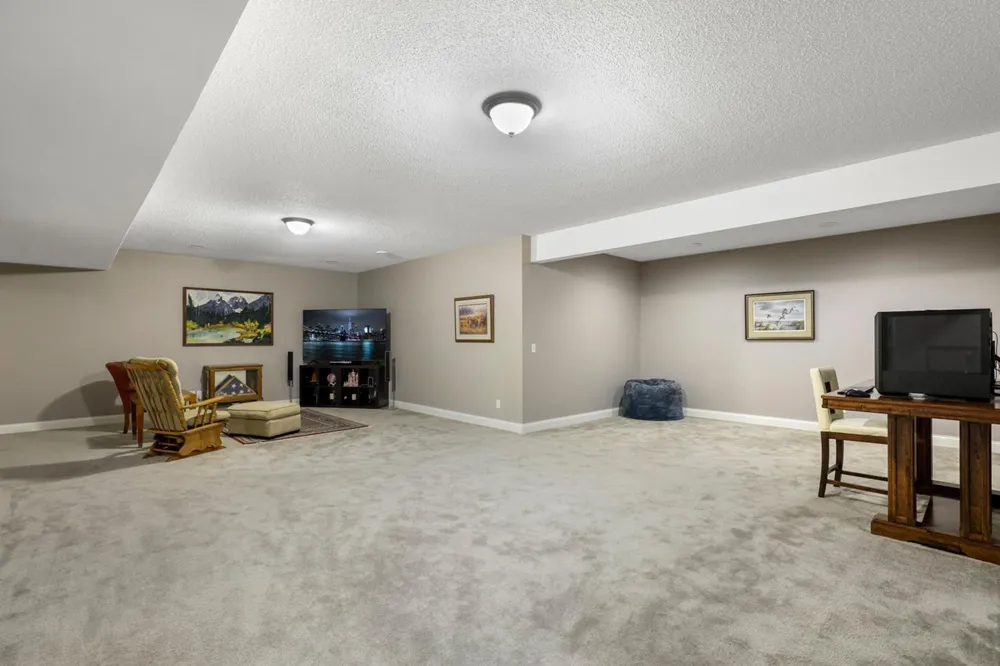 2147 Spring Lake Court Shakopee, MN 55379