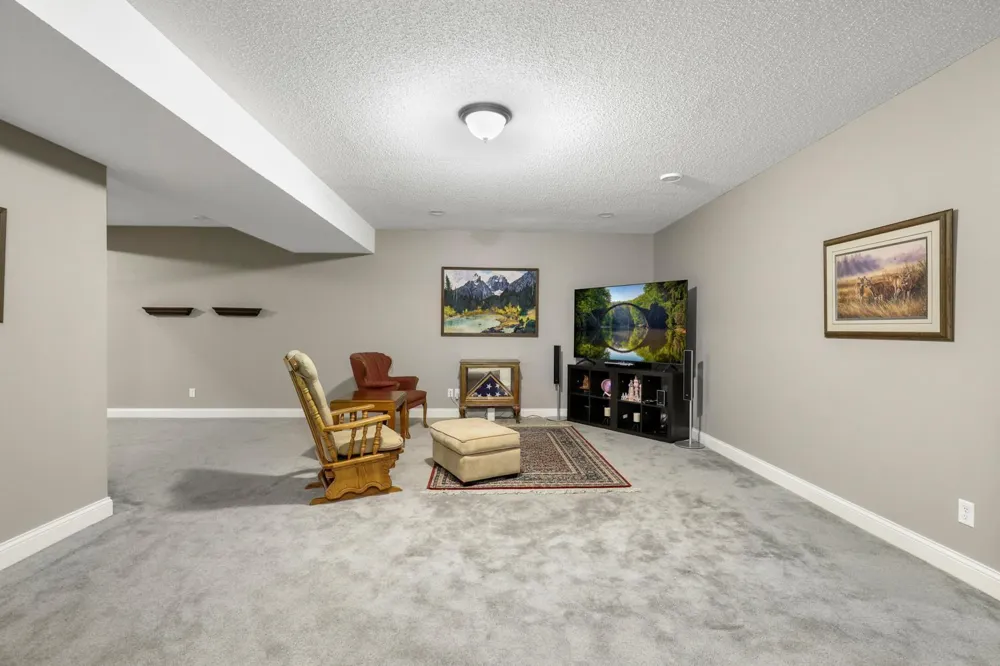 2147 Spring Lake Court Shakopee, MN 55379