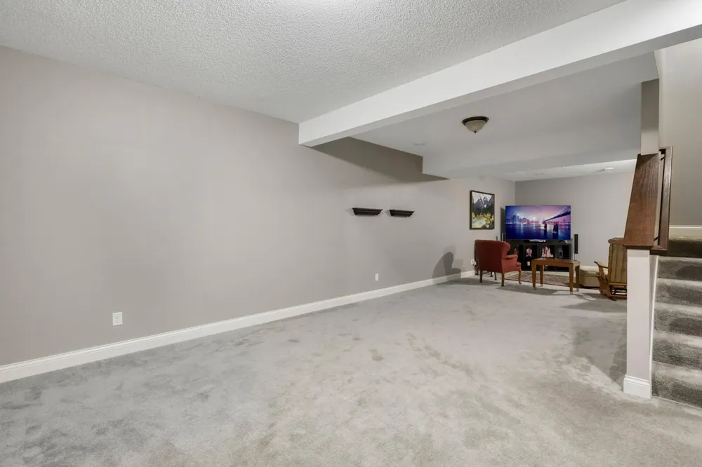 2147 Spring Lake Court Shakopee, MN 55379